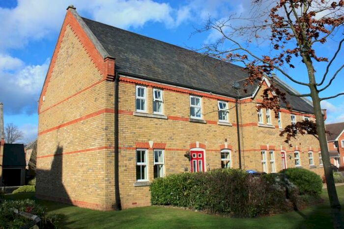 2 Bedroom End Of Terrace House To Rent In Knaphill, GU21