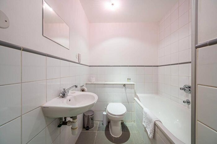 2 Bedroom Flat To Rent In Bride Court, City, London, EC4Y