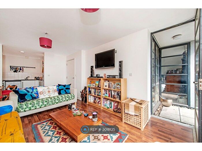 2 Bedroom Flat To Rent In De Beauvoir Crescent, London, N1