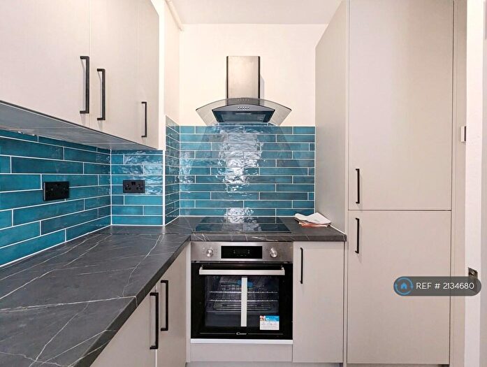 3 Bedroom Flat To Rent In Edgar House, London, E9