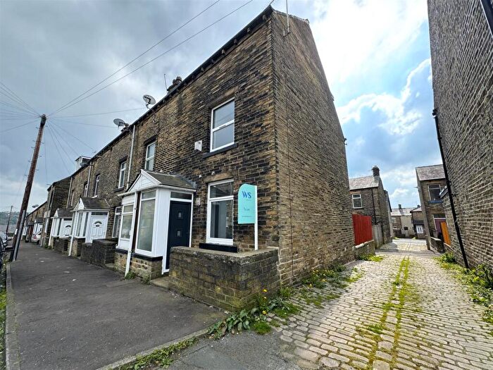 3 Bedroom End Of Terrace House To Rent In Woodside Place, Halifax, HX3