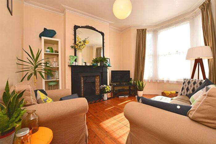 2 Bedroom Flat To Rent In Daphne Street, London, SW18