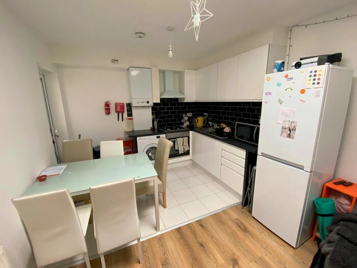 3 Bedroom Flat To Rent In Blandfield Road, London, SW12