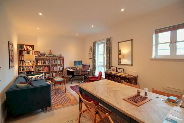 2 Bedroom Flat To Rent In Herbert Mews, London, SW2