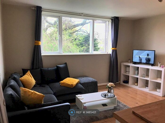 1 Bedroom Flat To Rent In Buckingham Road, Hampton, TW12