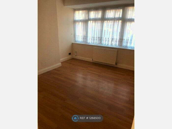 3 Bedroom End Of Terrace House To Rent In Lancing Gardens, London N9