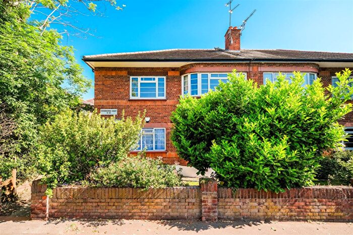 2 Bedroom Maisonette To Rent In Cranbourne Court, Hermon Hill, South Woodford, E18