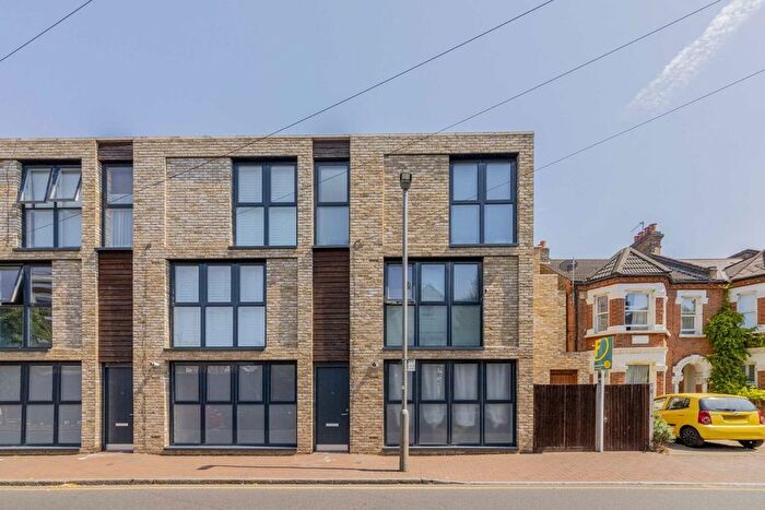 3 Bedroom Flat To Rent In Oxford Road, London, SW15