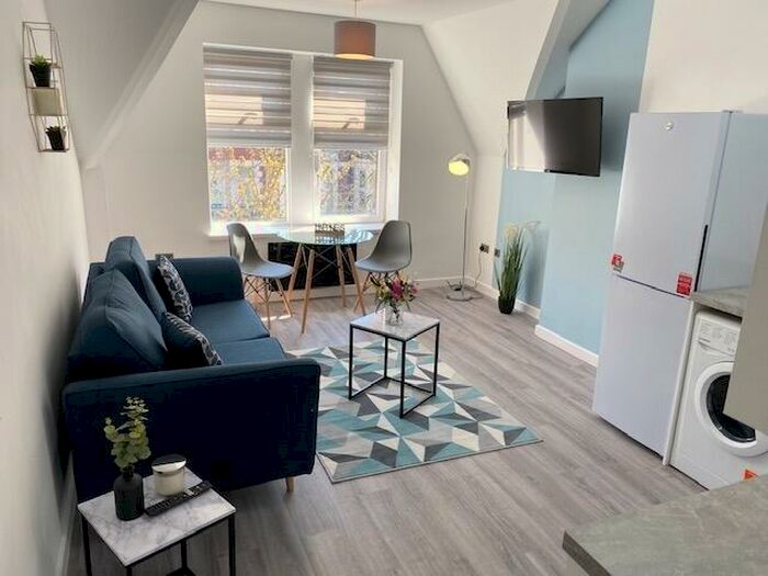 1 Bedroom Flat To Rent In Princes Street, Cardiff, CF24