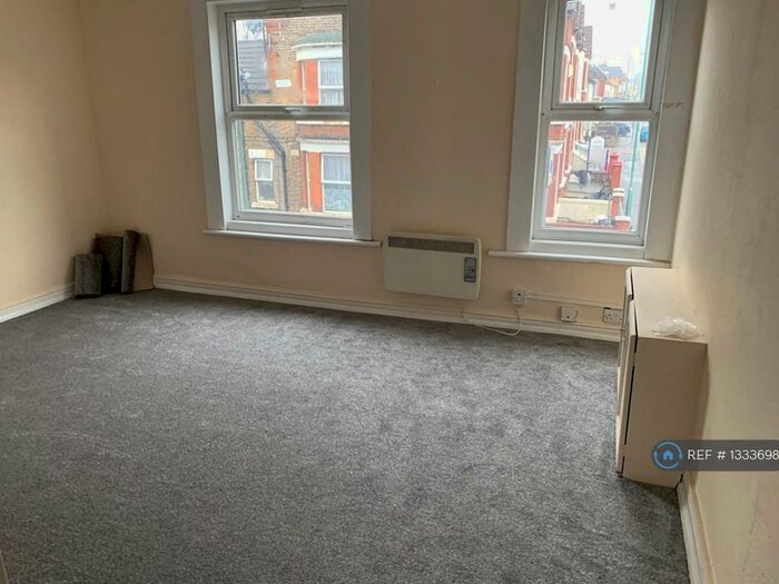 2 Bedroom Flat To Rent In Balmoral Road, Gillingham, ME7