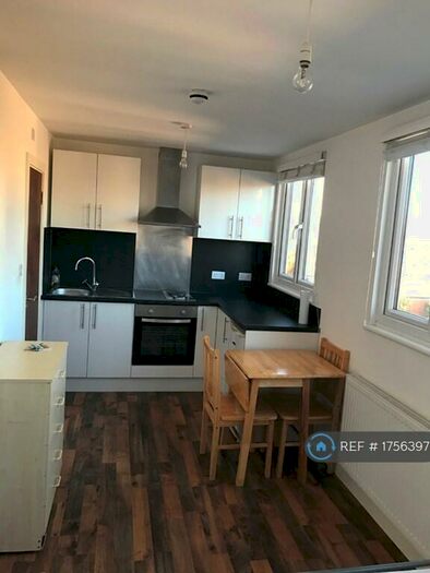 Studio To Rent In North Circular Road, London, N13