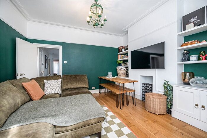 2 Bedroom Flat To Rent In Caxton Road, London, W12