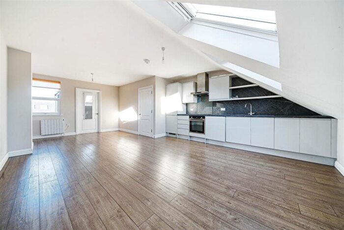 1 Bedroom Flat To Rent In Backwater Place, Kingston Upon Thames, KT1