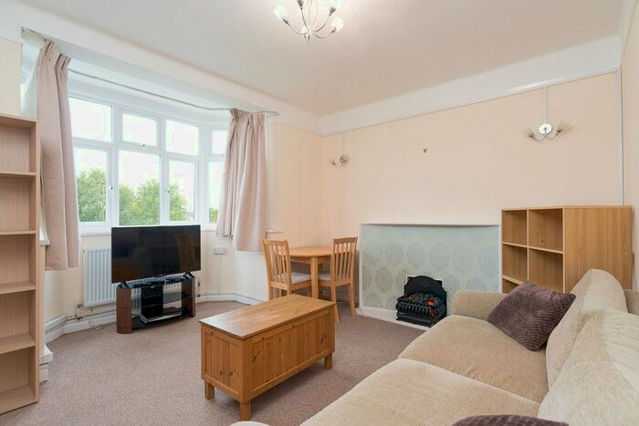 2 Bedroom Flat To Rent In Oakleigh Road North, London, N20