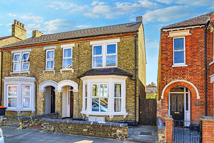 4 Bedroom Semi-Detached House For Sale In Goldington Avenue, Bedford, MK40
