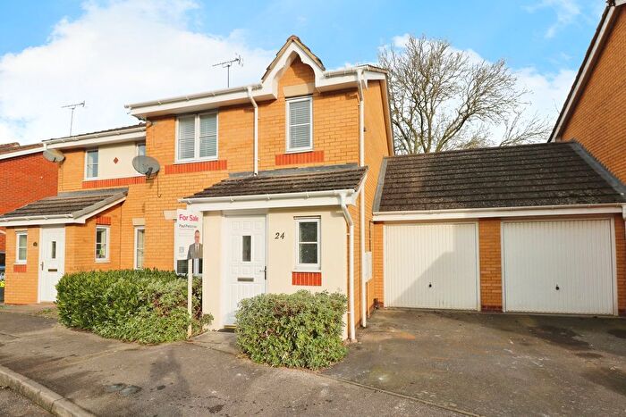 3 Bedroom Semi-Detached House For Sale In Viaduct Close, Rugby, CV21