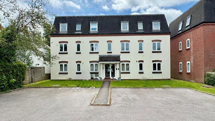 2 Bedroom Flat For Sale In Chestnut Court, Victoria Gardens, Newbury, RG14
