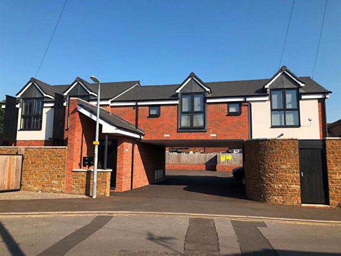 2 Bedroom Flat To Rent In Hartwell Crescent, Leighton Buzzard, LU7