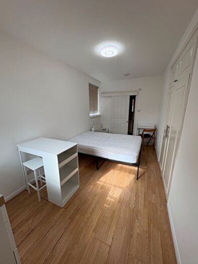 Studio To Rent In Selborne Gardens, London, NW4