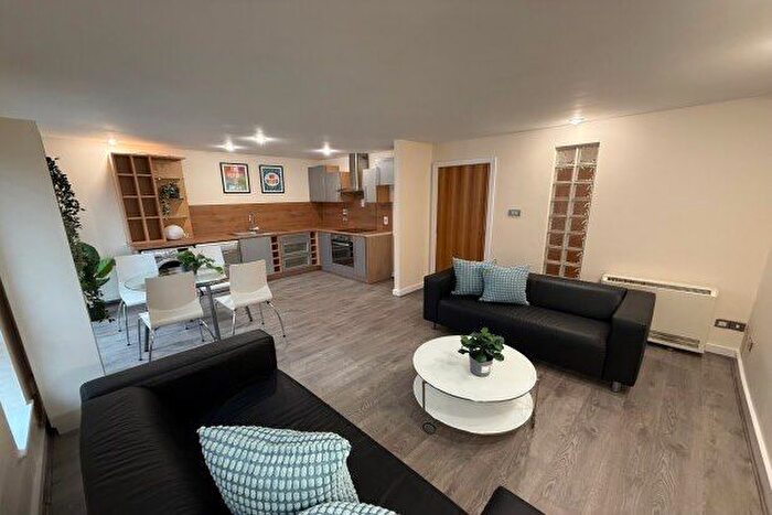 2 Bedroom Flat To Rent In Stretford Road, Manchester, M15