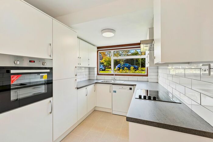 3 Bedroom Detached House To Rent In Ref: Se - Woodfield Close, Redhill, RH1