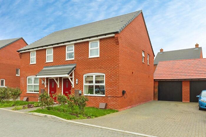 3 Bedroom Semi Detached House For Sale In Sutton Grove, Broughton, Aylesbury, HP22