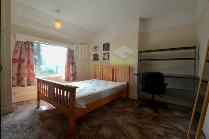 3 Bedroom Semi-Detached House To Rent In Victoria Park Road, Clarendon Park, LE2