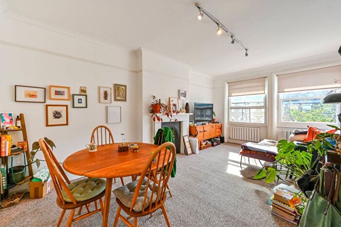 3 Bedroom Flat To Rent In South Villas, Camden, London, NW1