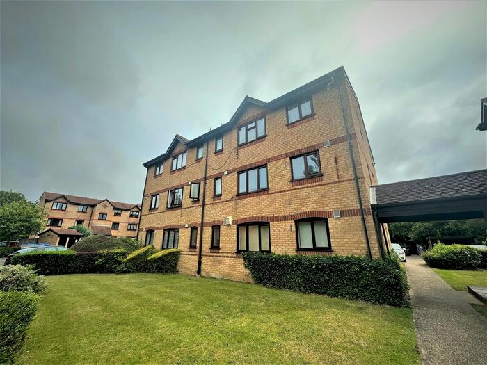 Studio To Rent In Courtlands Close, Watford, WD24