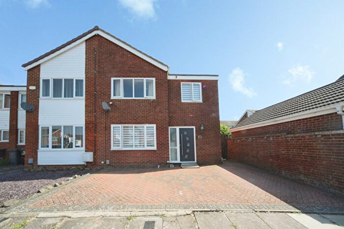 3 Bedroom Semi Detached House For Sale In Ditchling Close, Luton, LU2