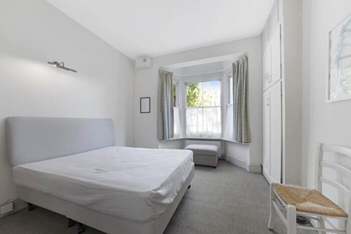 2 Bedroom Flat To Rent In Bolingbroke Grove, Battersea, SW11