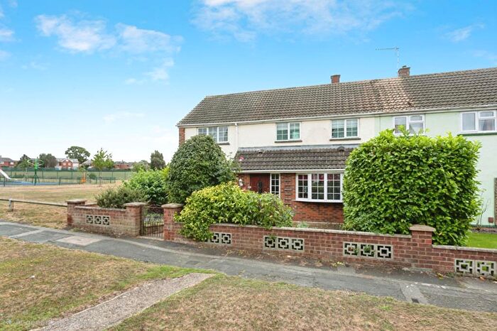 3 Bedroom End Of Terrace House For Sale In Shaftesbury Crescent, Bletchley, Milton Keynes, Buckinghamshire, MK3