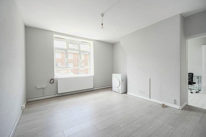 3 Bedroom Flat To Rent In Homerton Road, Homerton, London, E9