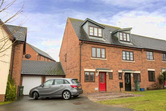 3 Bedroom Town House To Rent In Miserden Crescent, Westcroft, Milton Keynes, Buckinghamshire, MK4