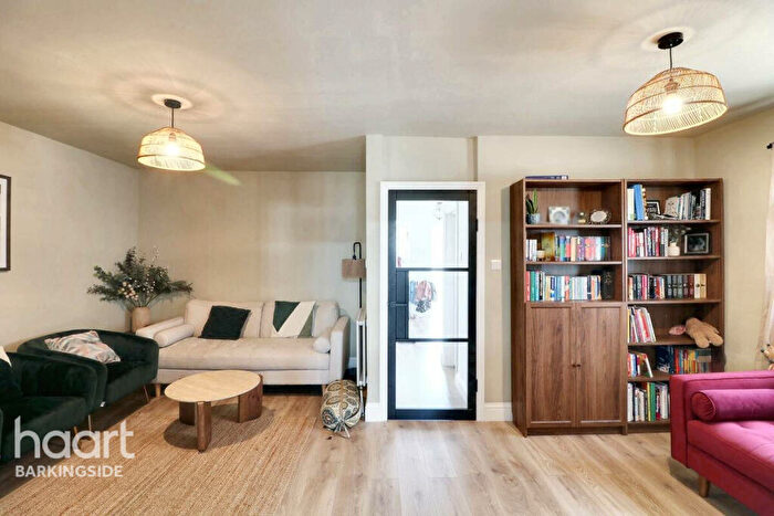 3 Bedroom Bungalow For Sale In Ewellhurst Road, Clayhall, IG5