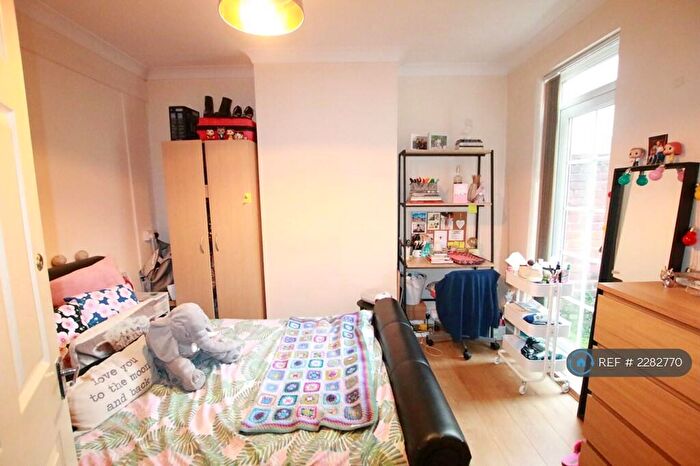 3 Bedroom Terraced House To Rent In Donnington Gardens, Reading, RG1