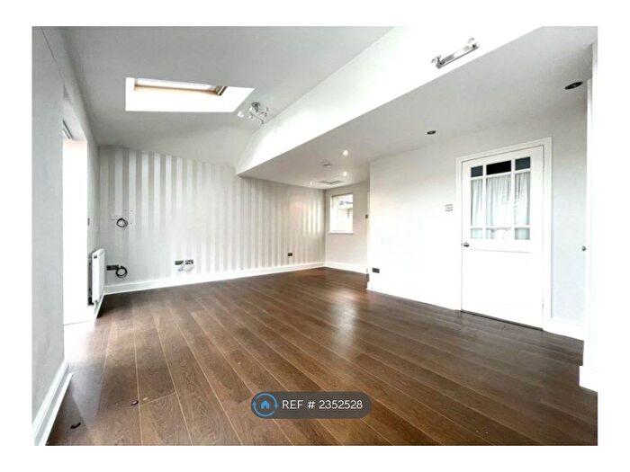 2 Bedroom End Of Terrace House To Rent In Leicester Road, Barnet, EN5