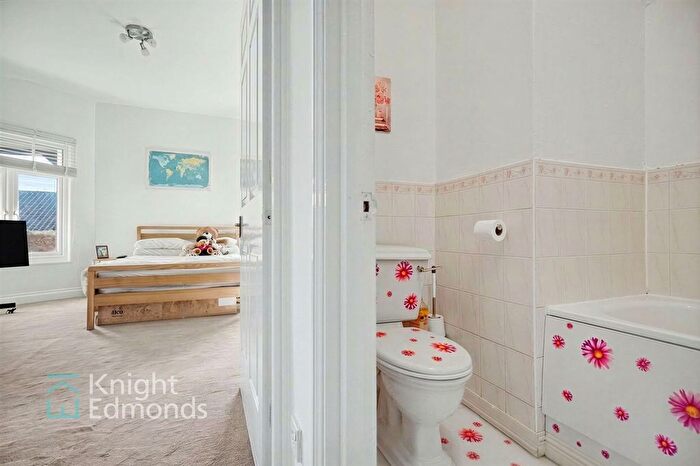 1 Bedroom Studio For Sale In Pine Grove, Penenden Heath, ME14