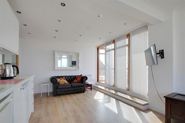 2 Bedroom Flat To Rent In Marine Parade, Worthing, BN11