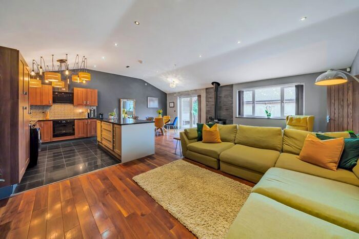 3 Bedroom Detached House For Sale In Oxford Road, Farmoor, Oxford, OX2