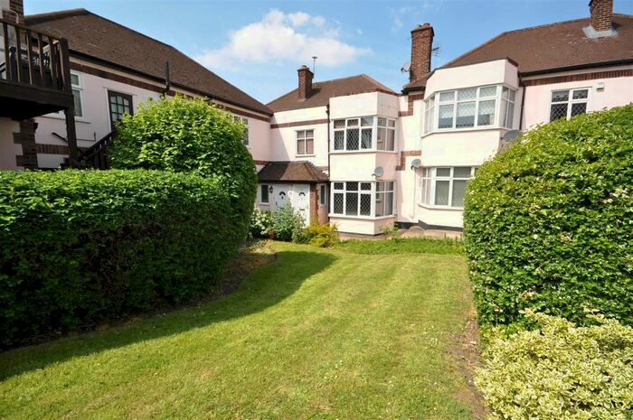 2 Bedroom Flat To Rent In Highview Gardens, Upminster, Essex, RM14
