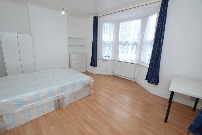 5 Bedroom Maisonette To Rent In Lea Bridge Road, Leyton, London, E10