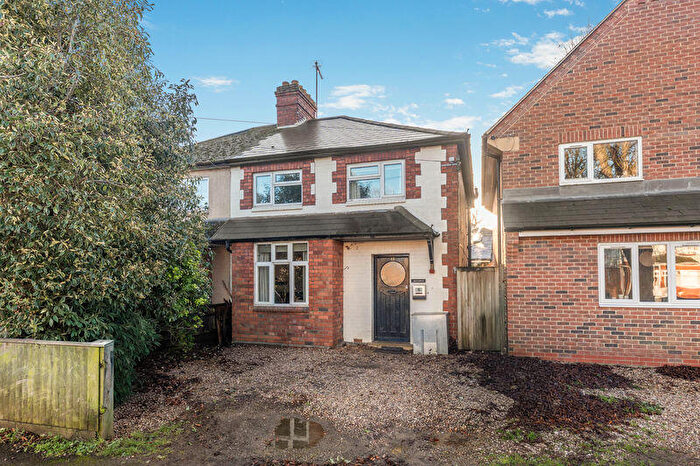 3 Bedroom Semi-Detached House For Sale In Farmfield Road, Banbury - No Onward Chain, OX16