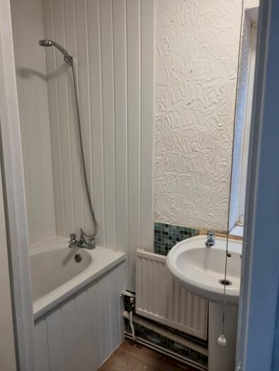 2 Bedroom Flat To Rent In Waun Road, Swansea, SA6