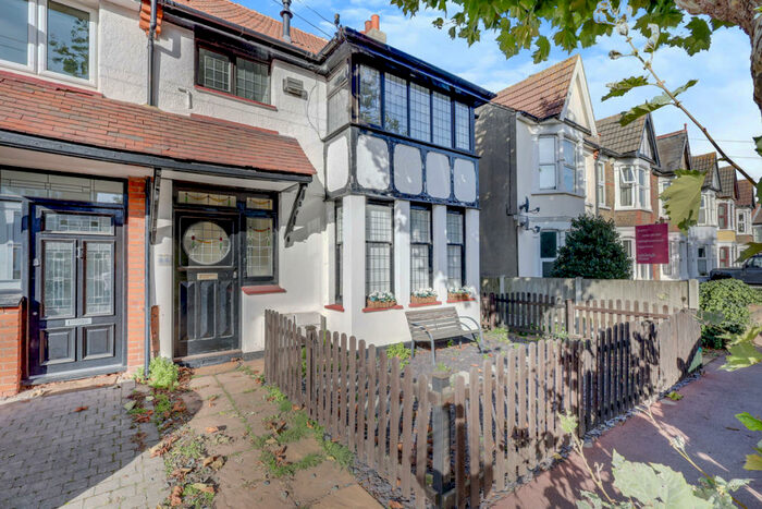 2 Bedroom Maisonette To Rent In Grange Road, Leigh-on-sea, SS9