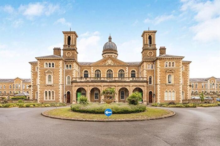 3 Bedroom Flat To Rent In Royal Drive, London, N11