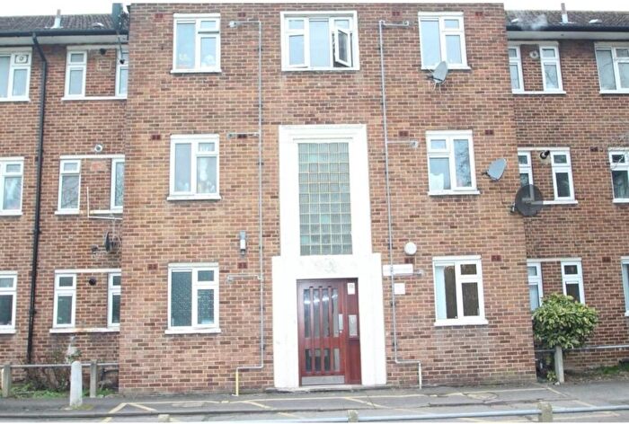 3 Bedroom Flat To Rent In Budoch Drive, Ilford, Essex, Essex, Ny, IG3