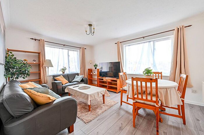 2 Bedroom Flat To Rent In Chaseley Drive, Chiswick, London, W4