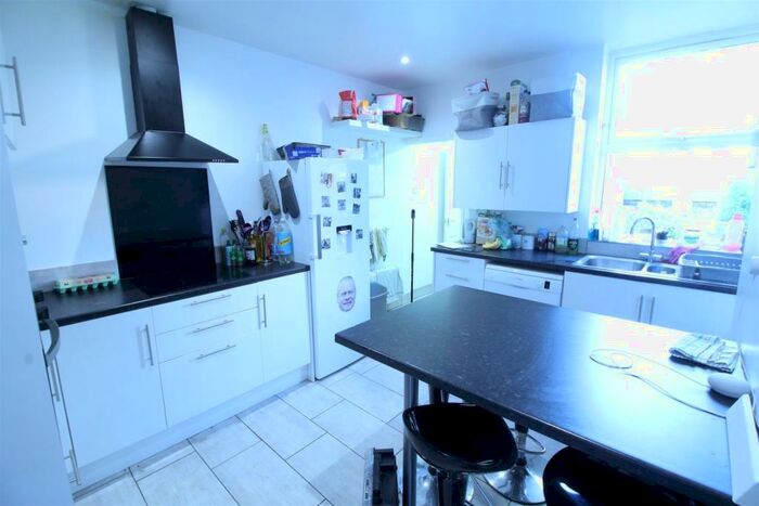 6 Bedroom Semi-Detached House To Rent In **&#pppw Excluding Bills** Gedling Grove, Arboretum, NG7