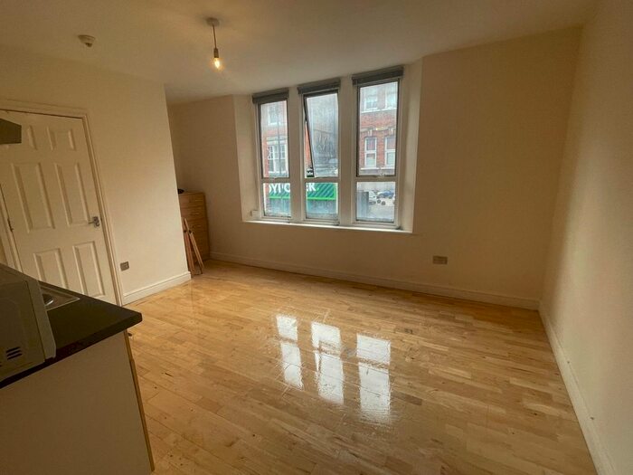 Studio To Rent In High Road Willesden, London, NW10